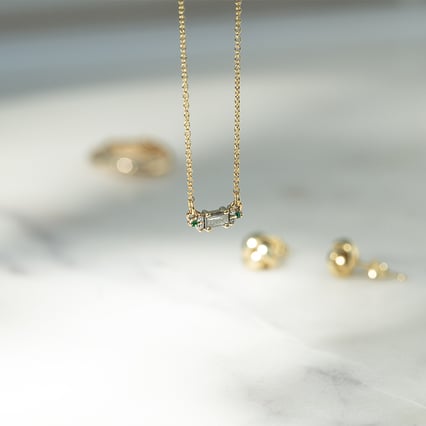 Náhrdelník se salt and pepper diamantem, smaragdy a moissanity Matilda