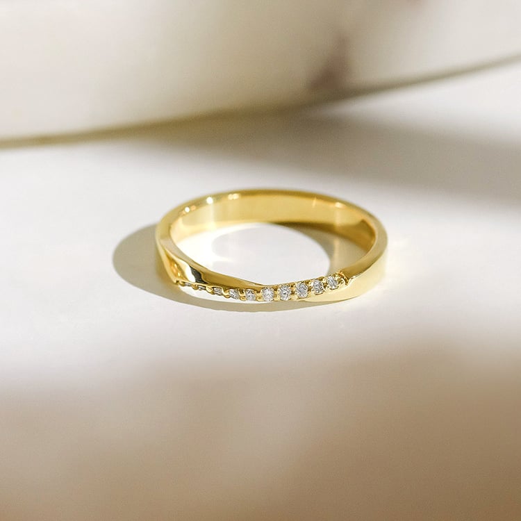 Zlatý propletený prsten s diamanty Brielle 154448