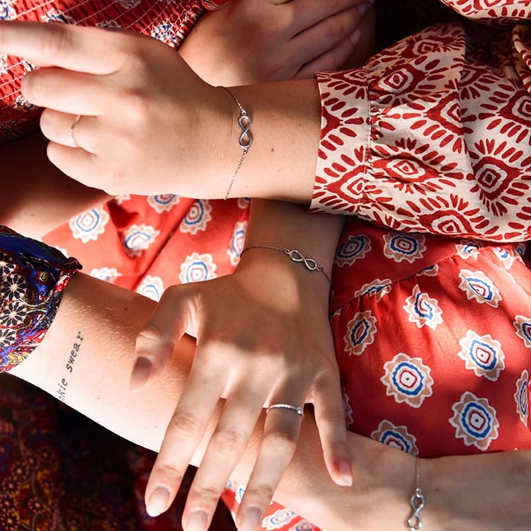 Stříbrný fashion náramek Infinity 108095