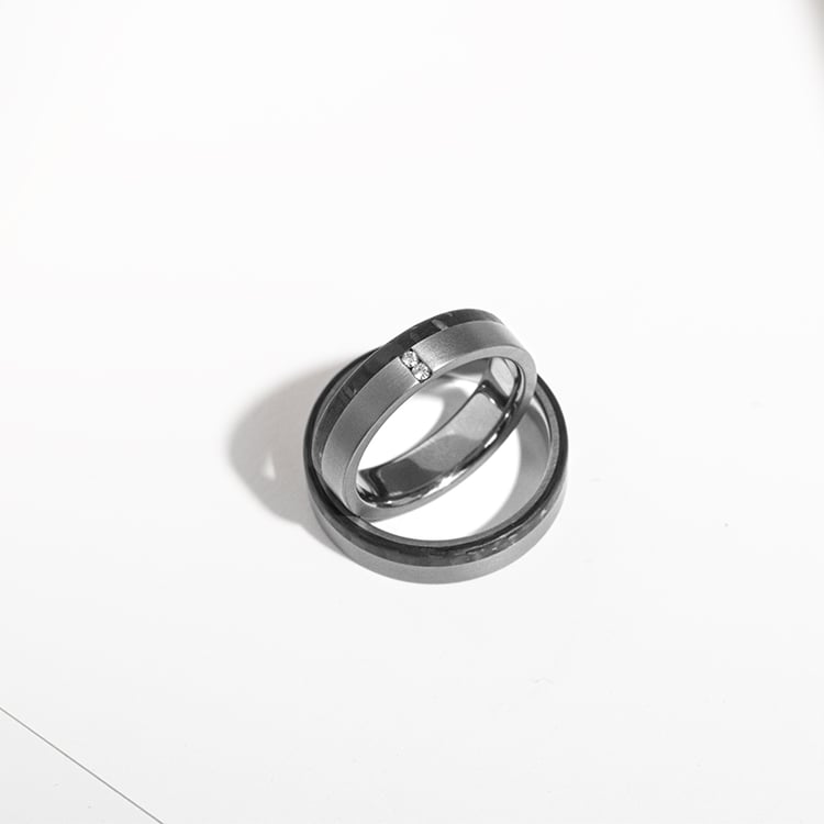 Tantalový snubní prsten s karbonem a diamanty Brett 141132