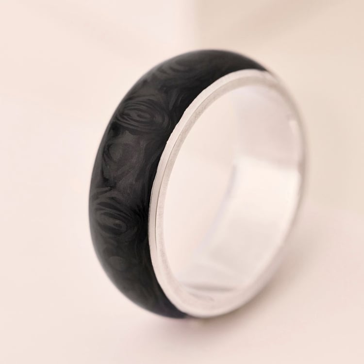 Plochý snubní prsten z karbonu a stříbra Kaidan 165784