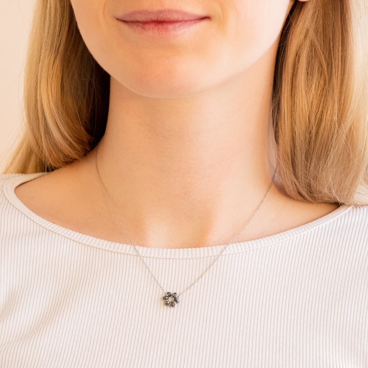 Zlatý náhrdelník ve tvary kytky se salt and pepper diamanty Efan 101053