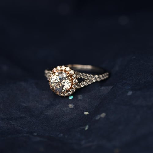 Zásnubní prsten v halo stylu s lab-grown diamanty Tribeca
