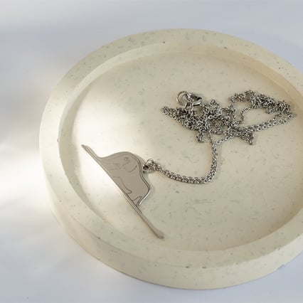 Stříbrný přívěsek Malý princ se slonem a gravírem