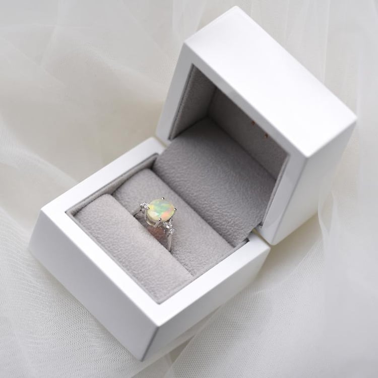 Prsten s oválným opálem a diamanty 51616