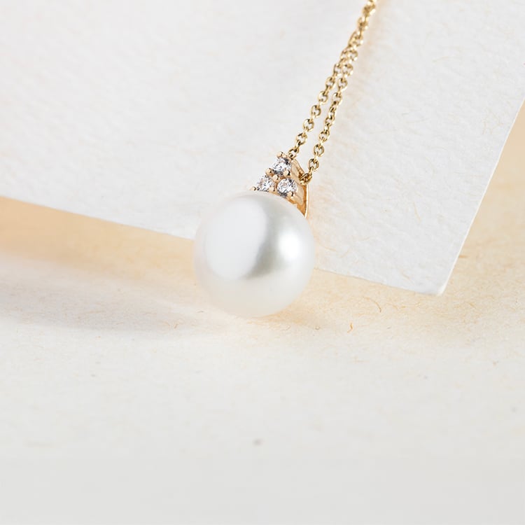 Romantický zlatý přívěsek s perlou a zirkony Anissa 147362