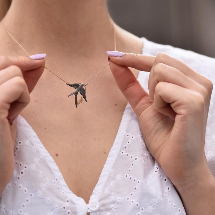 Vlaštovka v náhrdelníku s diamantem a safíry Swallow 43521