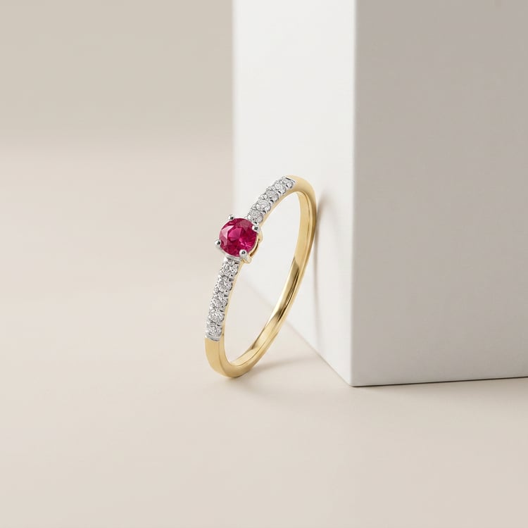 Stříbrný prsten s rubínem a postranními lab-grown diamanty Mikey 169197