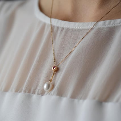 Perlový přívěsek s diamantem a safírem Ferdi