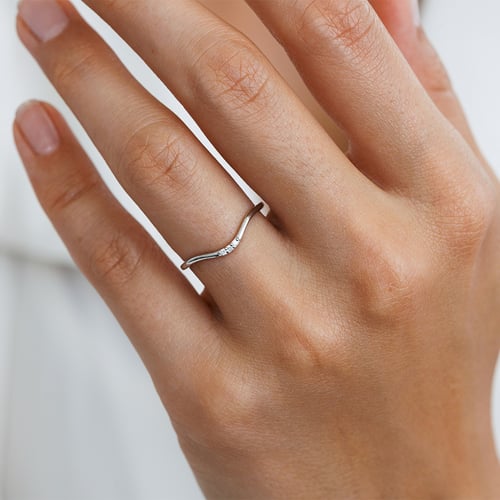 Stříbrný vykrojený prsten se třemi diamanty Cason