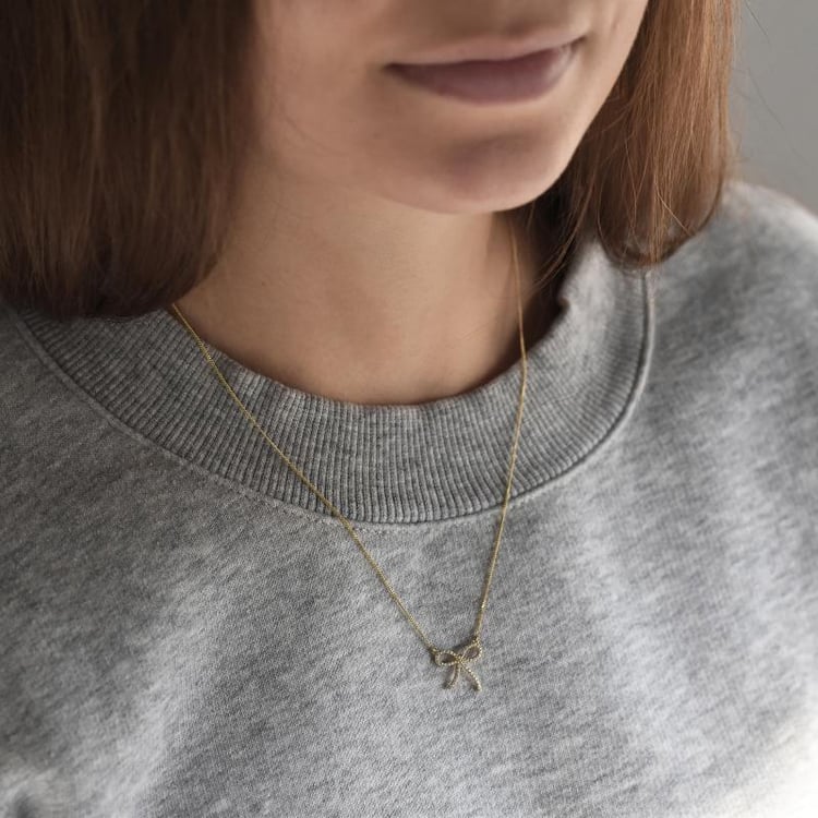 Zlatá mašlička v moissanitovém náhrdelníku 43591