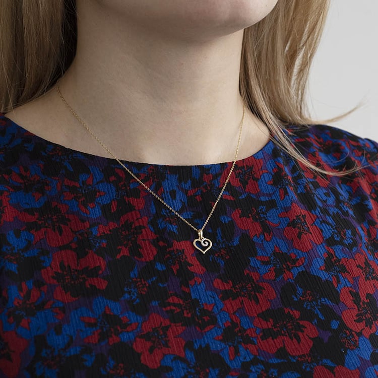 Zlatý přívěsek ve tvaru srdce s diamanty 93653