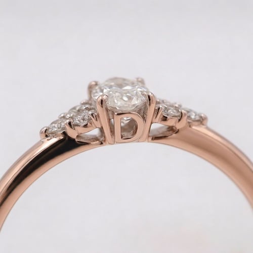 Zásnubní prsten s výběrem písmene a lab-grown diamanty Sheldo