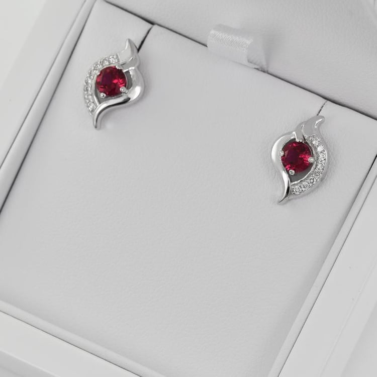 Rubíny ve třpytivých stříbrných náušnicích 32530
