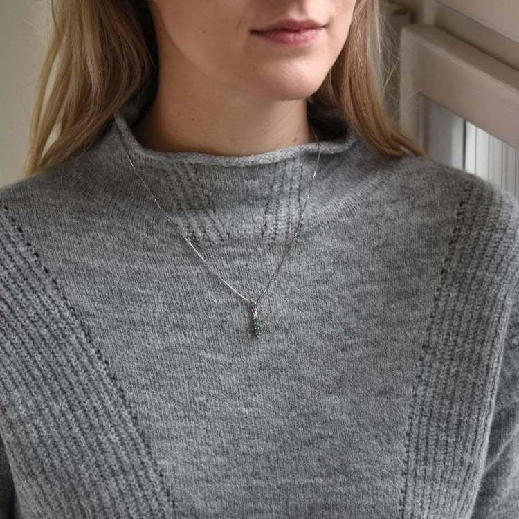 Jemný stříbrný náhrdelník s přírodními smaragdy Freesia 49429