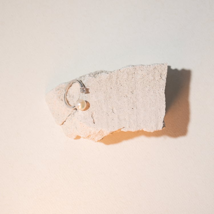 Stříbrný prsten s bílou perlou a zirkonem Eryn 104661