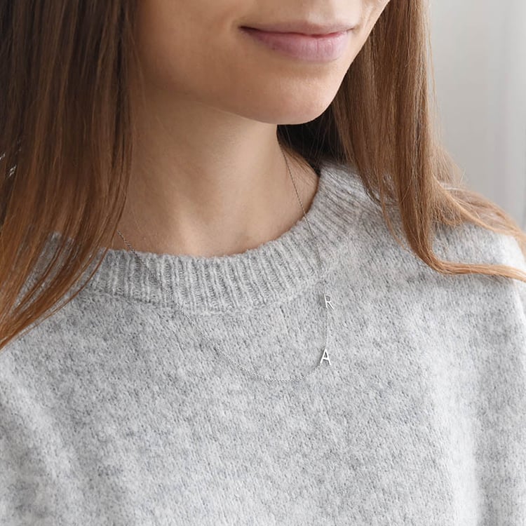 Zlatá písmenka v náhrdelníku 89189