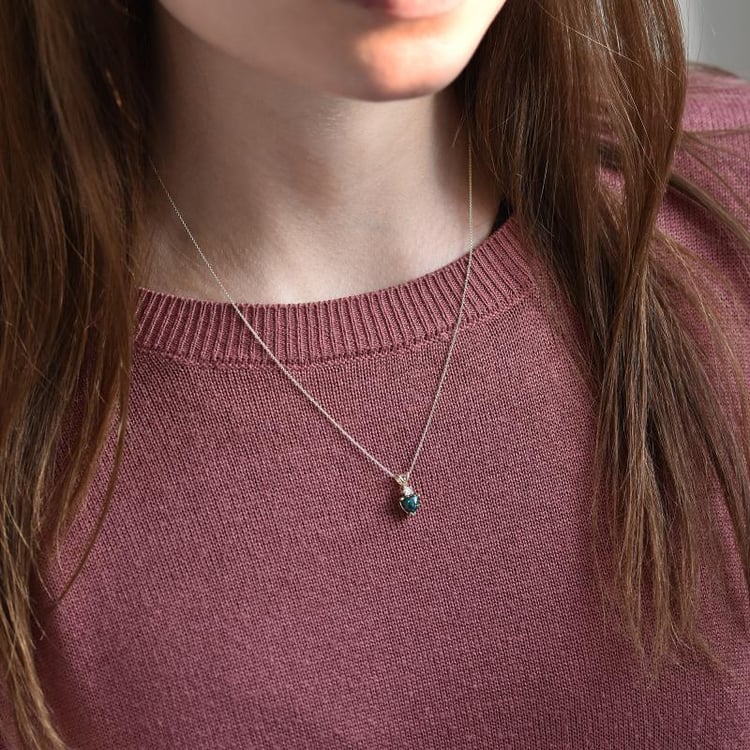 Zlatý přívěsek s černým opálovým srdcem 38368