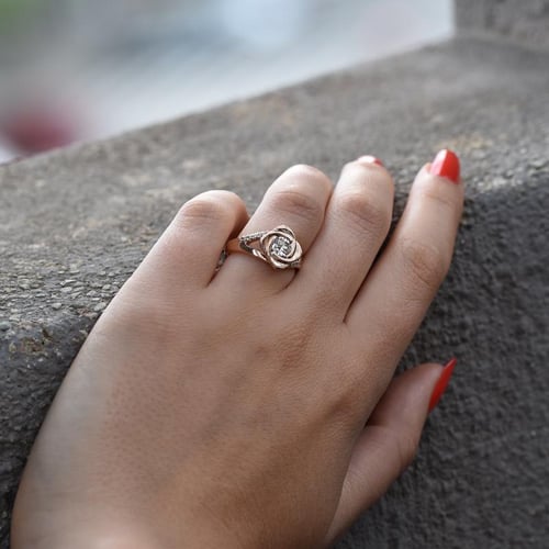 Zásnubní prsten ve tvaru růže s lab-grown diamanty Xalor