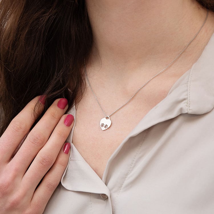 Přívěsek ve tvaru srdce s tlapkami a gravírem Miley 98190