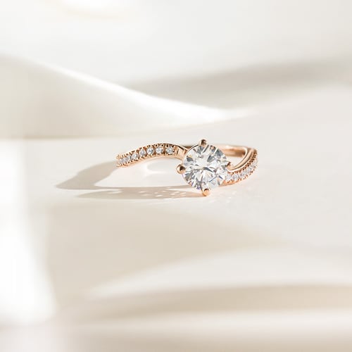 Atypický zásnubní prsten s round moissanitem a lab-grown diamanty Elise