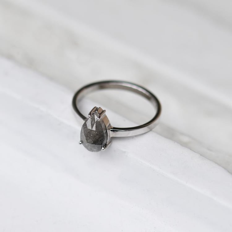 Prsten s pear salt'n'pepper diamantem 48687