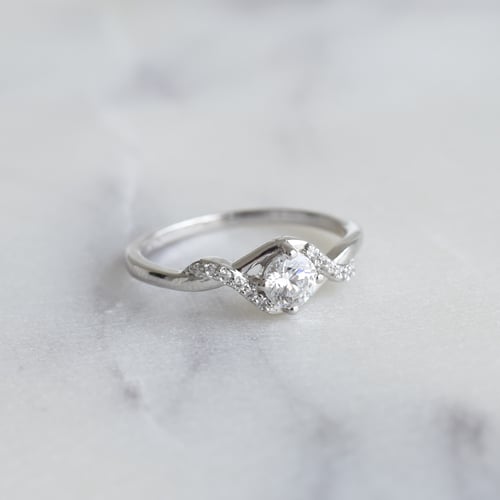Zásnubní prsten s postranními diamanty Ophir