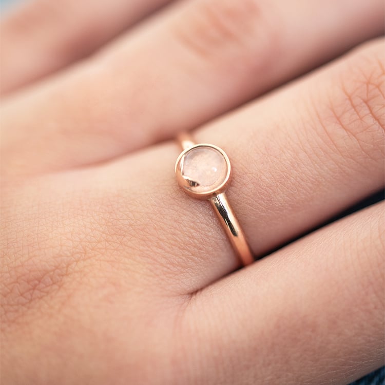 Zlatý prsten s cabochon růženínem Yana 130416