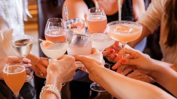 Připravte si drink Peach Fuzz a prožijte svátky s tekutými diamanty!