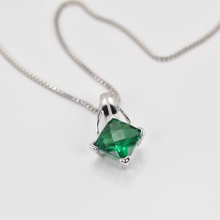 Stříbrný náhrdelník s jiskřivým smaragdem 14287
