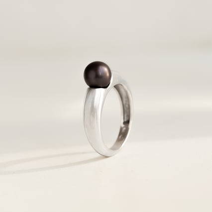 Zlatý prsten s černou perlou Racel