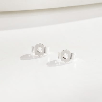 Náušnicové puzety z 18karátového bílého zlata Lora