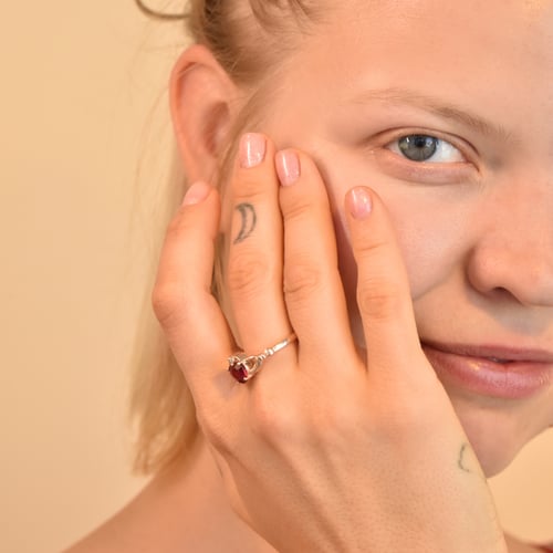 Zlatý claddagh prsten s rubínem a diamantem Norie