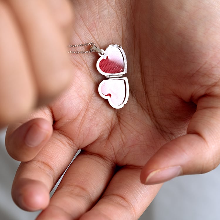 Stříbrný otevírací medailon ve tvaru srdce 129375