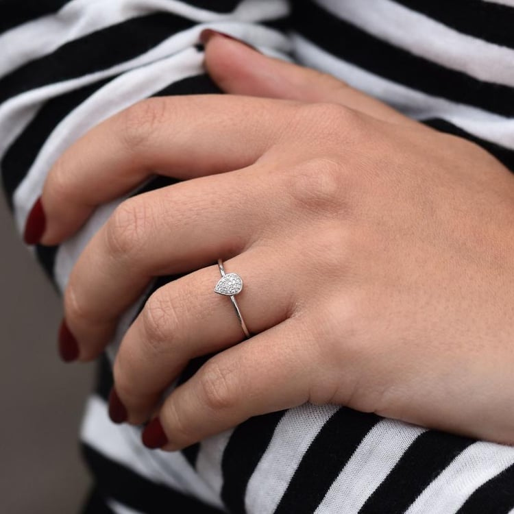 Zlatý prsten ve tvaru kapky s diamanty 35567