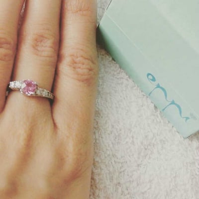 Stříbrný prsten s růžovým safírem