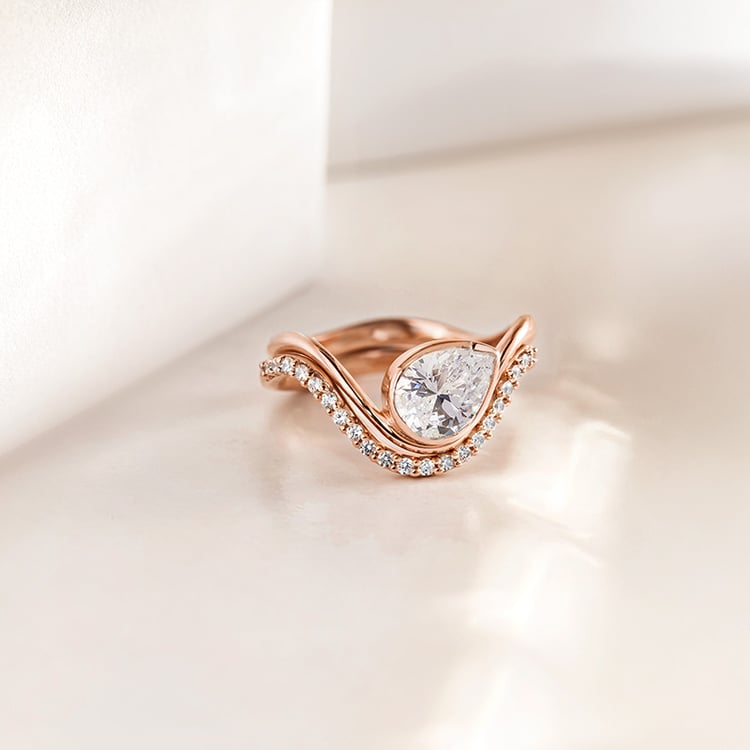 Atypický snubní prsten s diamanty 155079