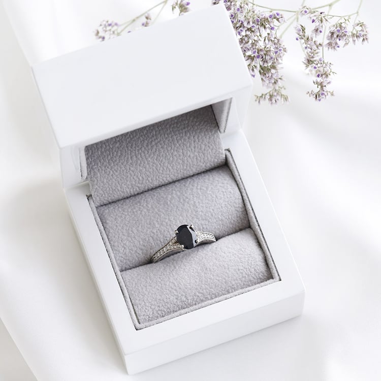 Zlatý vintage prsten s černým safírem 89188