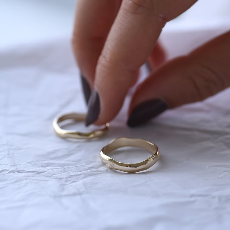 Nepravidelné zlaté snubní prsteny s diamanty Parnell 153007