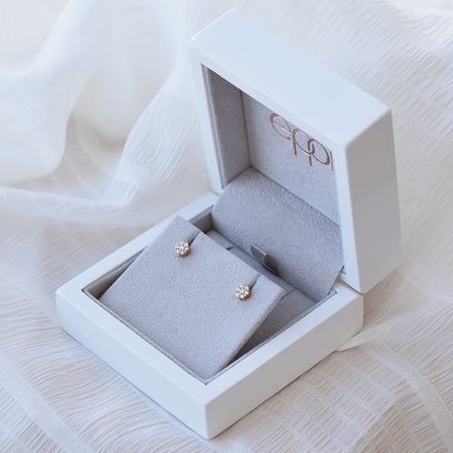 Elegantní diamantové náušnice Flowu