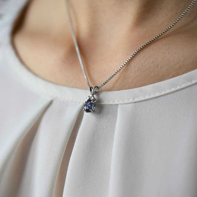 Zlatý náhrdelník s alexandritem a diamantem