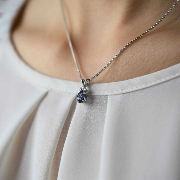 Zlatý náhrdelník s alexandritem a diamantem