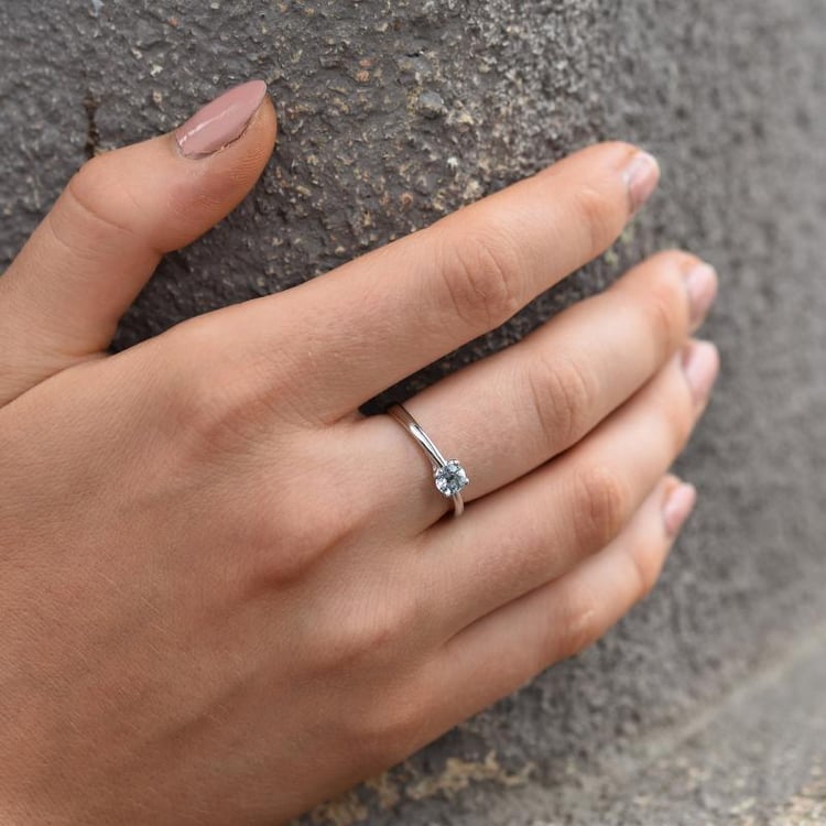 Zlatý zásnubní prsten s drahokamem 31082