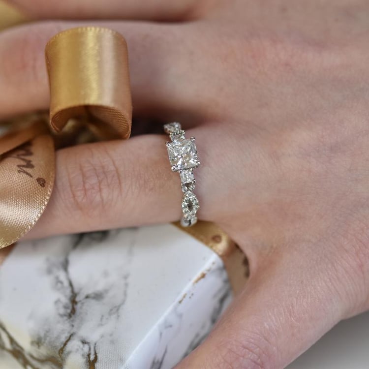 Zásnubní prsten s diamantem 27637