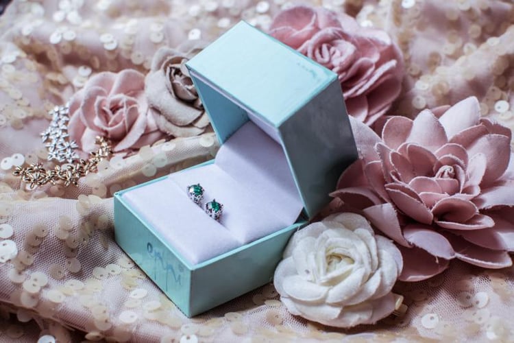 Smaragdové náušnice ze stříbra 6208