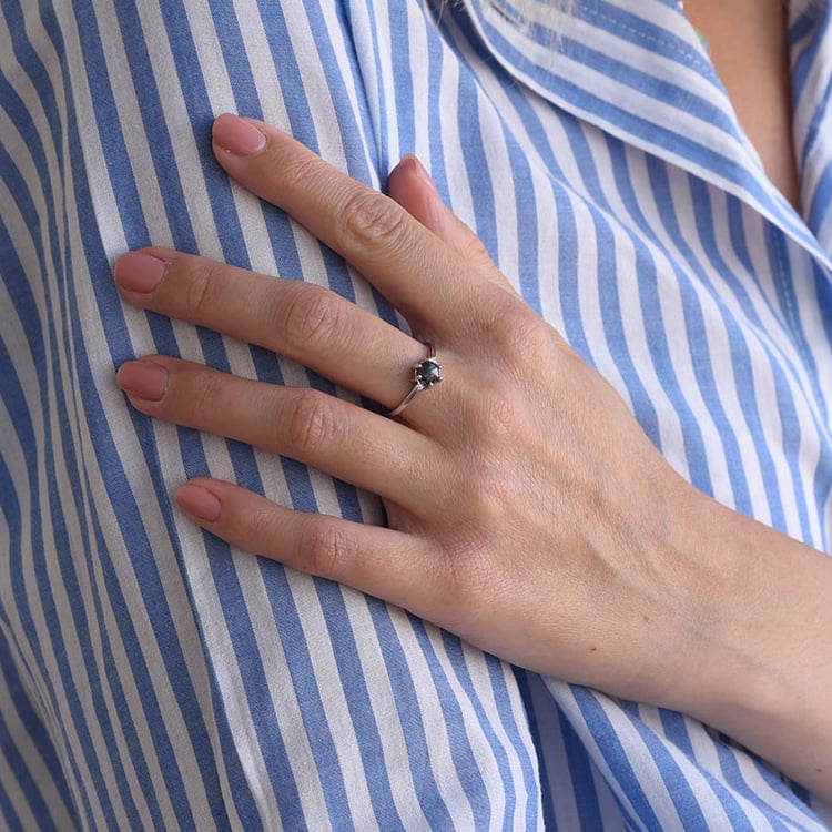 Zlatý prsten se salt´n´pepper hexagon diamantem a postranními diamanty 68086