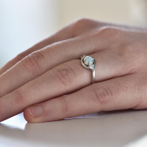 Zlatý zásnubní prsten s fazetovaným opálem a diamanty Eleie