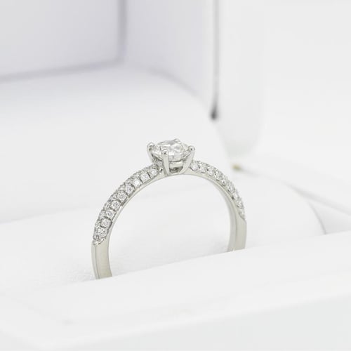 Zásnubní prsten s moissanitem a lab-grown diamanty Kristen