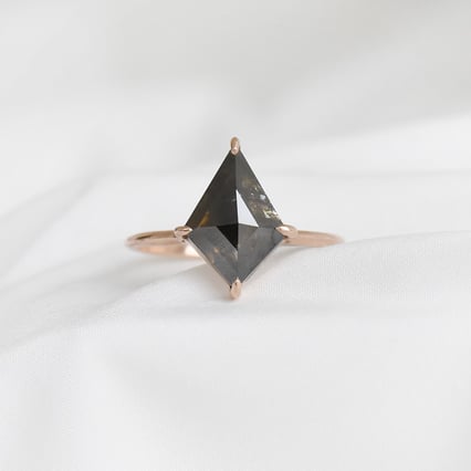 Minimalistický prsten se salt and pepper diamantem Iban