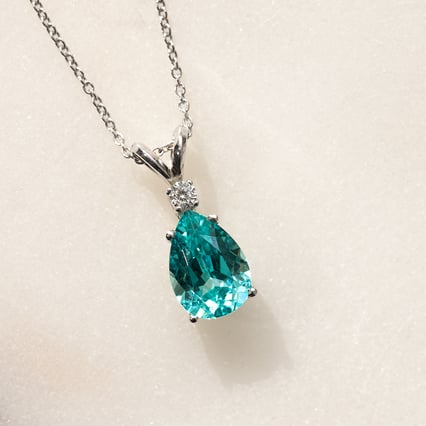 Zlatý přívěsek s pear lab-grown paraiba turmalínem a diamantem Benicio